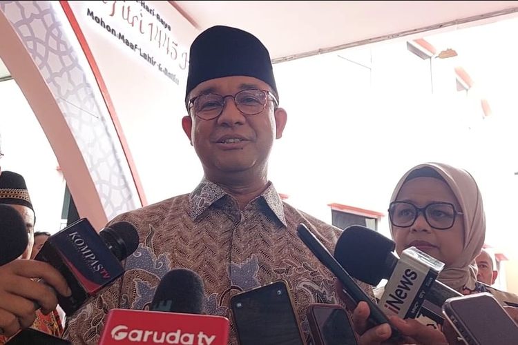 Eks calon presiden Anies Baswedan seusai menghadiri acara halalbihalal dan peringatan Milad ke-22 Partai Keadilan Sejahtera (PKS) di Kantor DPP PKS, Jakarta, Sabtu (27/4/2024).