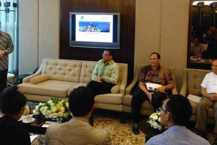 Presiden Direktur PT Adaro Energy (ADRO) Garibaldi Thohir (paling kiri) dan Wakil Presiden Direktur PT Adaro Power Dharma Djojonegoro (dua dari kiri), di Jakarta, Selasa (24/1/2017).