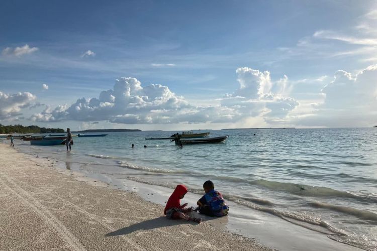 Wisatawan sedang bermain pasir di pinggir Pantai Ngurbloat di Desa Wisata Ngilngof, Kabupaten Maluku Tenggara, pada Kamis (28/10/2021).