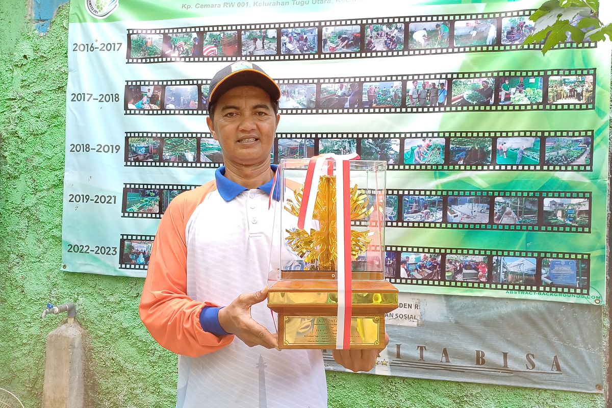 Dany Arwanto, Ketua RT 07 RW 01 Tugu Utara, Jakarta Utara menunjukkan piala penghargaan Kalpataru 2023 dari KHLK di Kebun Warga Gang Cemara 01, Tugu Utara, Koja, Jakarta Utara, Rabu (5/7/2023).