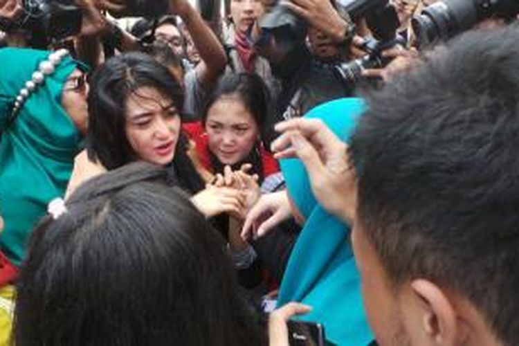 Dewi Perssik atau DP dan belasan penggemarnya, yang menamai diri DP Loverz, melepas rindu sebentar, sesudah DP mengakhiri hukumannya di Rumah Tahanan Pondok Bambu, Jakarta Timur, Rabu (14/5/2014) pagi.