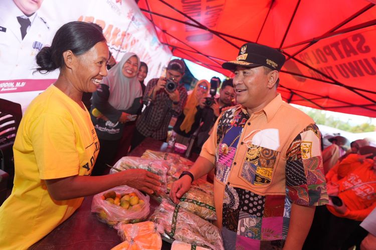 Pj Gubernur Sulsel Bahtiar Baharuddin mengunjungi pasar murah di Luwu Timur, Sulsel, Senin (22/1/2024).