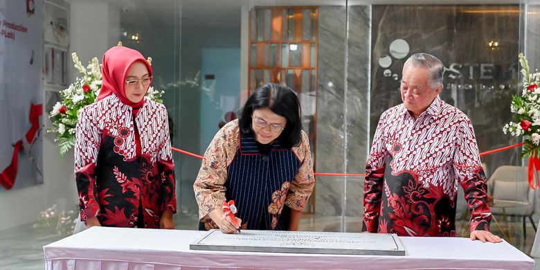 Peresmian gedung Advanced Cell Therapy Production Laboratory milik ProSTEM oleh Plt Kepala Badan POM Rizka Andalucia (tengah), Direktur ProSTEM Cynthia Retna Sartika (kiri) dan founder ProSTEM Andi Widjaja (kanan) di Jakarta (11/12/2023).