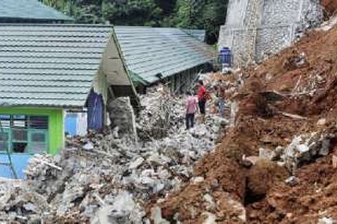 Longsoran Turap Ganggu Proses Belajar di SMPN 19 Tangsel