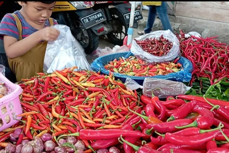 pedagang cabai di Pasar Kebon Roek, Kota Mataram, Minggu (26/3/2023) mengeluhkan harga Cabai yang terus melonjak, sementara pasokan terus menipis.