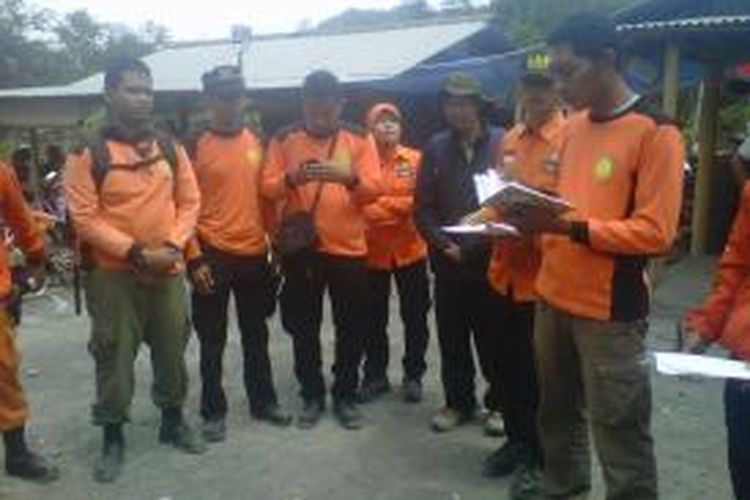 Tim pencari pendaki asal Rusia yang hilang di Gunung Merapi tengah melakukan briefing di Pos SAR Kinahrejo, Selasa (13/8/2013)