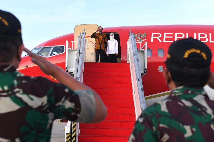 Presiden Joko Widodo memberi hormat sebelum memasuki pesawat kepresidenan Indonesia-1 di Bandara Soekarno-Hatta, Tangerang, Senin (4/7/2022) sore.