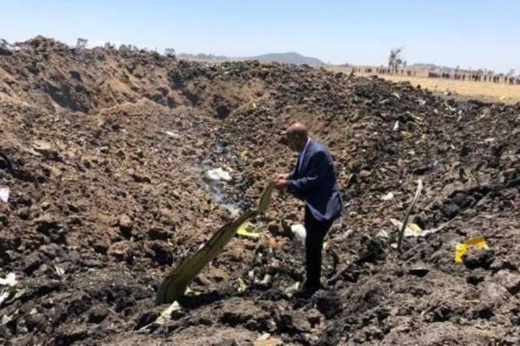 CEO Ethiopian Airlines Tewolde Gebremariam mendatangi lokasi salah satu pesawatnya jatuh pada Minggu (10/3/2019), di sekitar kota Bishoftu. Sebanyak 149 penumpang dan 8 kru tewas dalam kecelakaan itu. (Twitter/Ethiopian Airlines)