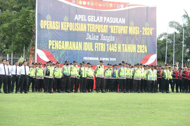 Apel pasukan operasi ketupat Musi 2024 dalam rangka pengamanan mudik lebaran yang berlangsung di halaman Griya Agung, Palembang, Sumatera Selatan, Kamis (4/4/2024).