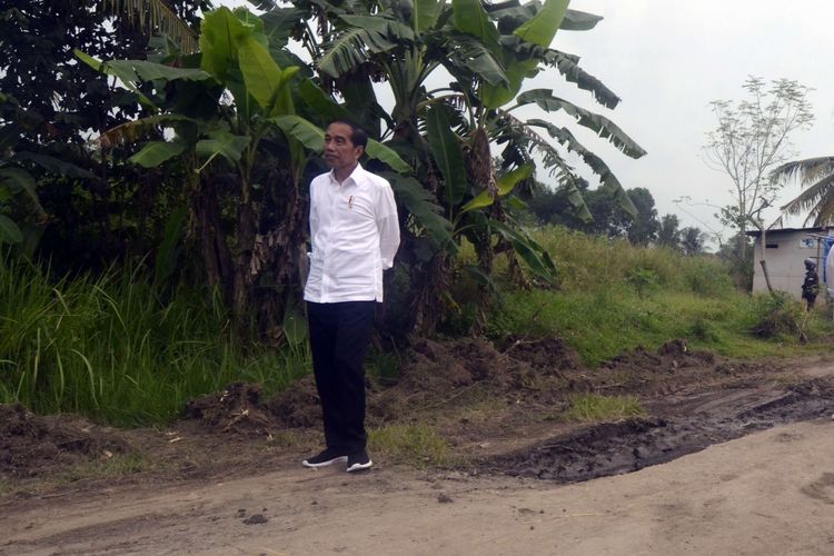 Presiden Joko Widodo meninjau jalan rusak di Kampung Rama Nirwana, Seputih Raman, Lampung Tengah, Lampung, Jumat (5/5/2023). Presiden Jokowi mengucurkan dana Rp 800 miliar untuk memperbaiki jalan rusak di Provinsi Lampung.
