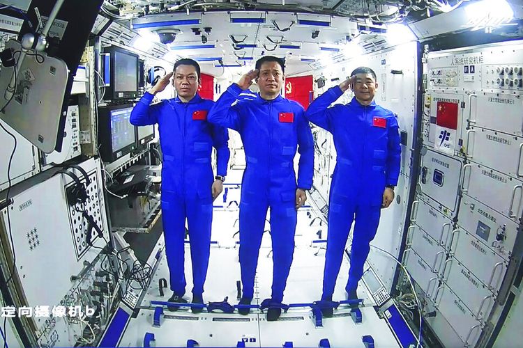 Dalam foto yang dirilis oleh Kantor Berita Xinhua China, astronot China, dari kiri; Tang Hongbo, Nie Haisheng, dan Liu Boming memberi hormat dari modul inti stasiun ruang angkasa China Tianhe selama percakapan video dengan Presiden China Xi Jinping, Rabu, 23 Juni 2021. 