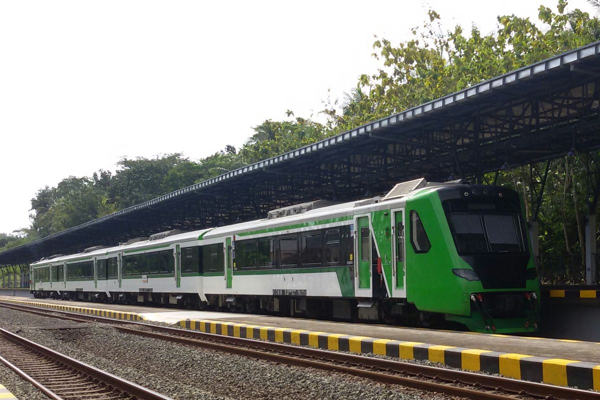 KA Bandara yangmenghubungkan pengguna YIA dengan Kota Yogyakarta. Kereta terhubung antara Stasiun Wojo di Desa Wojo, Kecamatan Bagelen, Purworejo, Jawa Tengah dengan Stasiun Maguwo di Yogyakarta. Jadwal KA ini masih mengikuti kepadatan penerbangan YIA.