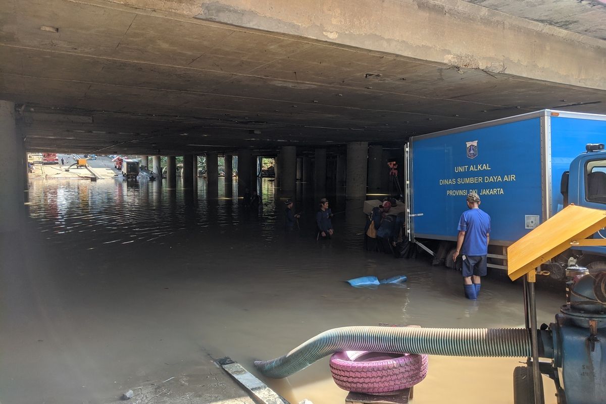 Kondisi terkini banjir yang menggenangi Underpass Gandhi, Kemayoran, Jakarta Pusat, Minggu (26/1/2020)