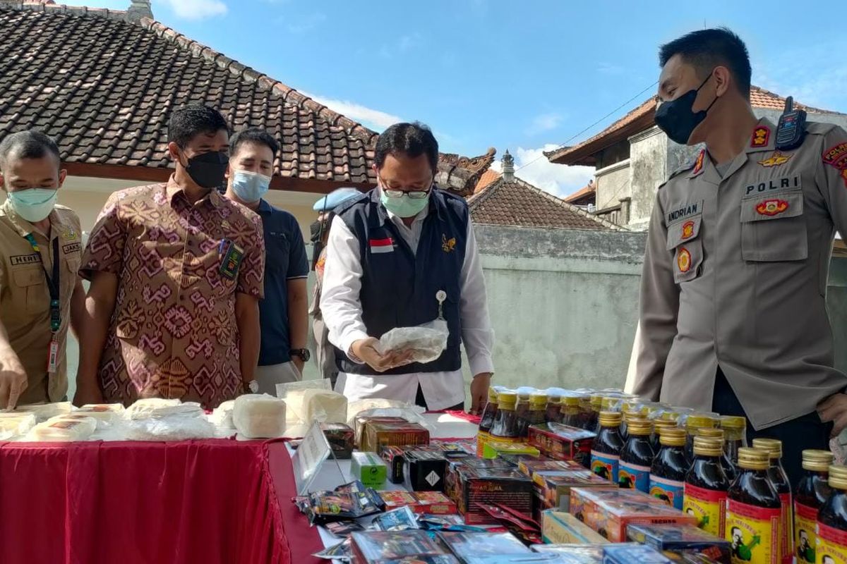 Ratusan produk obat, makanan, dan kosmetik tak berizin, yang akn dimusnahkan pada Jumat (11/3/2022).