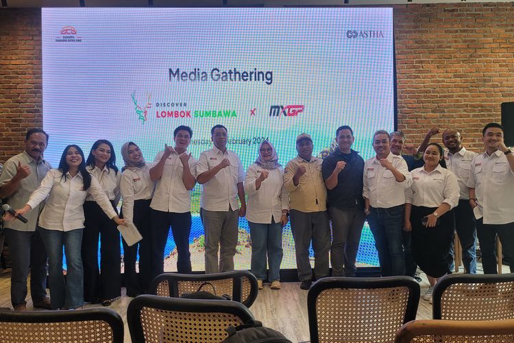 Foto bersama saat launching MXGP of Indonesia 2024 di Jakarta. Pemerintah menggandeng artis Baim Wong untuk promosi MXGP Samota 2024.