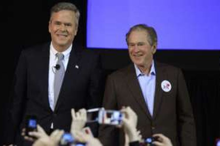 Kandidat Capres Partai Republik, Jeb Bush (kiri) tampil dalam kampanye bersama kakaknya, mantan Presiden George W. Bush, di Charleston, South Carolina, Senin malam (15/2/2016).