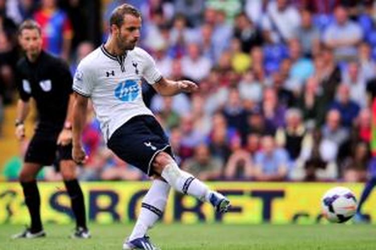 Penyerang Tottenham Hotspur, Roberto Soldado, melakukan tendangan penalti yang membuah gol, sekaligus membawa timnya menang 1-0 atas Swansea City pada lanjutan Premier League, Minggu (25/8/2013).