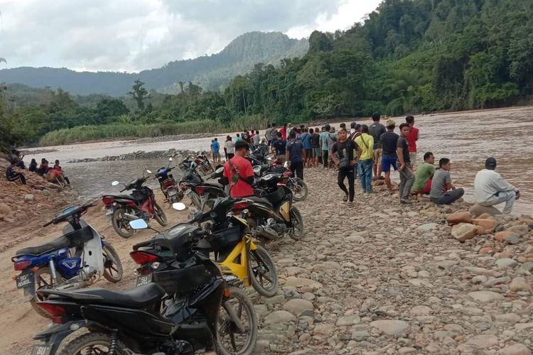 Three Malaysians comprising a father and his two children are missing and feared drowned after their wooden boat capsized in a Sabah river near the Indonesian side of Borneo island on Thursday, April 13, 2023. Currently, the victim's wife has been found. The search for other victims is still ongoing as far as the rivers on the Indonesian side. 
