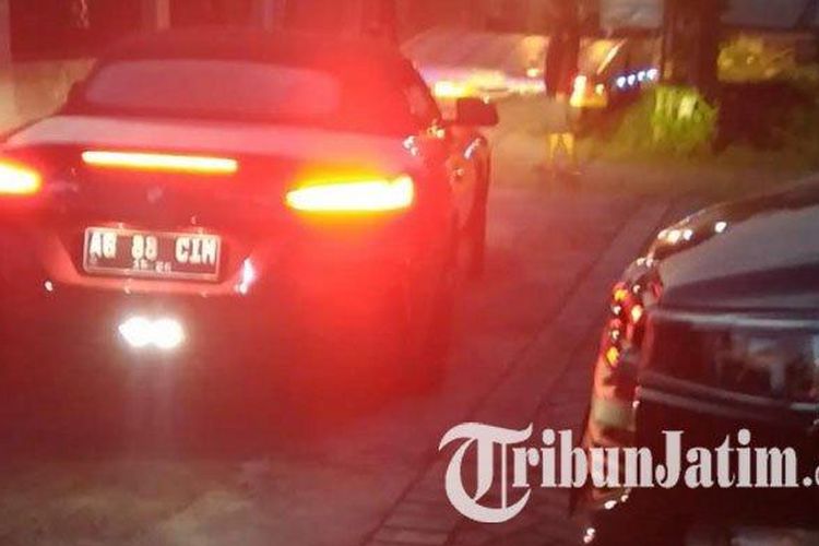 Tim Bareskrim Mabes Polri menyita sebuah mobil mewah BMW Z4 warna merah AG 88 CIM milik Bayue Walker, di Desa Ringinpitu, Kecamatan Kedungwaru, Tulungagung, Kamis (30/3/2023). 