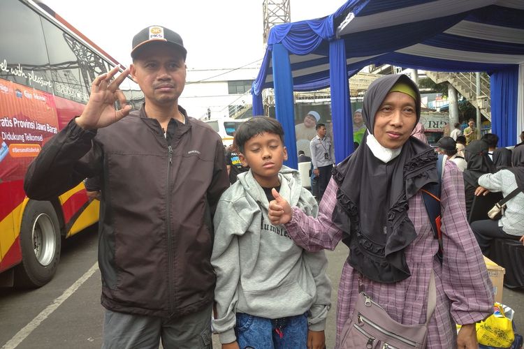 Momen kebersamaan Jamidi (52) bersama keluarganya saat mengikuti program mudik gratis yang diselenggarakan Pemprov Jabar di Terminal Cicaheum, Kota Bandung, Jawa Barat, Sabtu (6/4/2024).