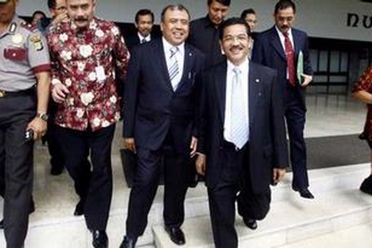 Menteri Dalam Negeri Gamawan Fauzi (kanan depan) bersama Menteri Hukum dan HAM Patrialis Akbar usai mengikuti Sidang Paripurna di Gedung DPR, Senayan, Jakarta, Kamis (16/12/2010). Dalam sidang ini, Mendagri menyerahkan surat Presiden terkait RUU Keistimewaan DIY. Ia mendapat kritik keras anggota DPR atas komentarnya tentang dinamika masyarakat Yogyakarta yang turun ke jalan saat sidang DPRD Yogyakarta pada 13 Desember 2010. 