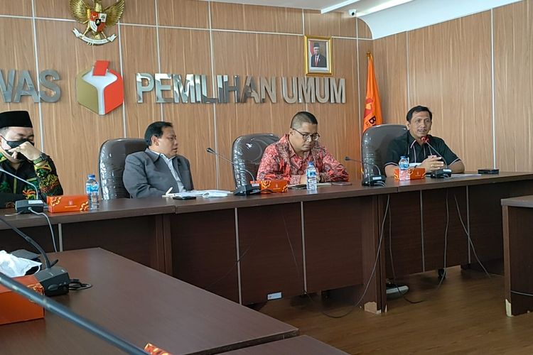 Ketua Umum Partai Kebangkitan Nusantara (PKN) Gede Pasek Suardika (paling kanan) dalam pertemuan antara PKN dan Badan Pengawas Pemilu di kantor Bawaslu, Jakarta, Senin (14/2/2022).