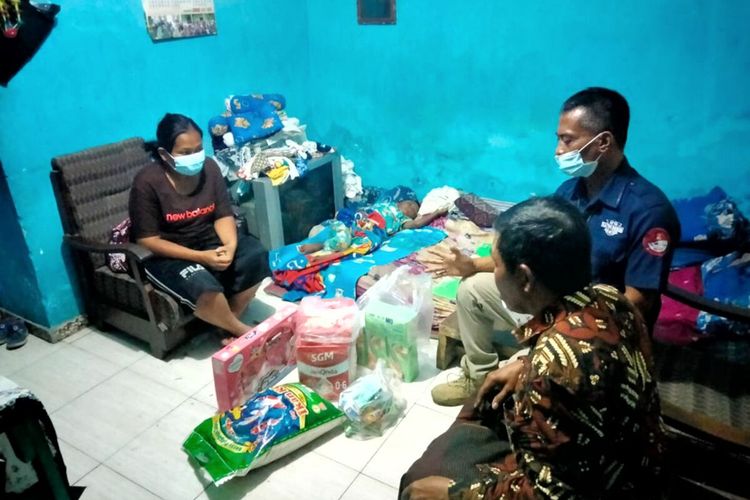 Anggota Polres Blitar menyerahkan bantuan sembako dan barang kebutuhan sehari-hari lainnya kepada YLT di Kota Batu, Rabu petang (8/9/2021)