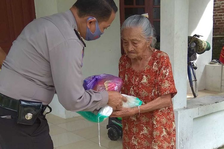 Kanit Binmas Polsek Gombong Aiptu Supono membagikan sembako kepada warga kurang mampu di Kecamatan Gombong, Kabupaten Kebumen, Jawa Tengah.