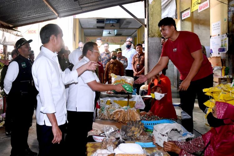 Presiden Joko Widodo saat mengecek harga beras di Pasar Beran, Kabupaten Ngawi, Provinsi Jawa Timur, pada Sabtu (11/3/2023).