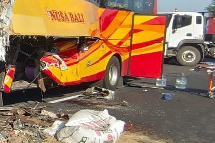 Bus Hantam Truk Pakan Ayam di Tol Gempol-Pasuruan, 12 Orang Terluka