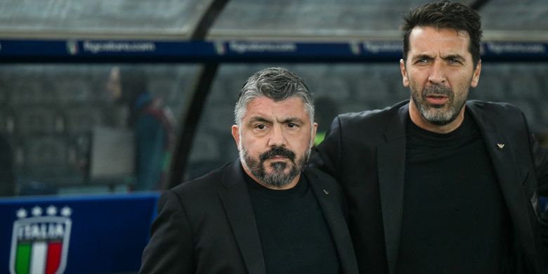 Pelatih kepala timnas Italia Gennaro Gattuso dan kepala delegasi timnas Italia Gianluigi Buffon menyanyikan lagu kebangsaan sebelum pertandingan kualifikasi Grup I Piala Dunia FIFA 2026 antara Italia dan Israel, di Stadion Bluenergy di Udine, Italia timur laut, pada 14 Oktober 2025.