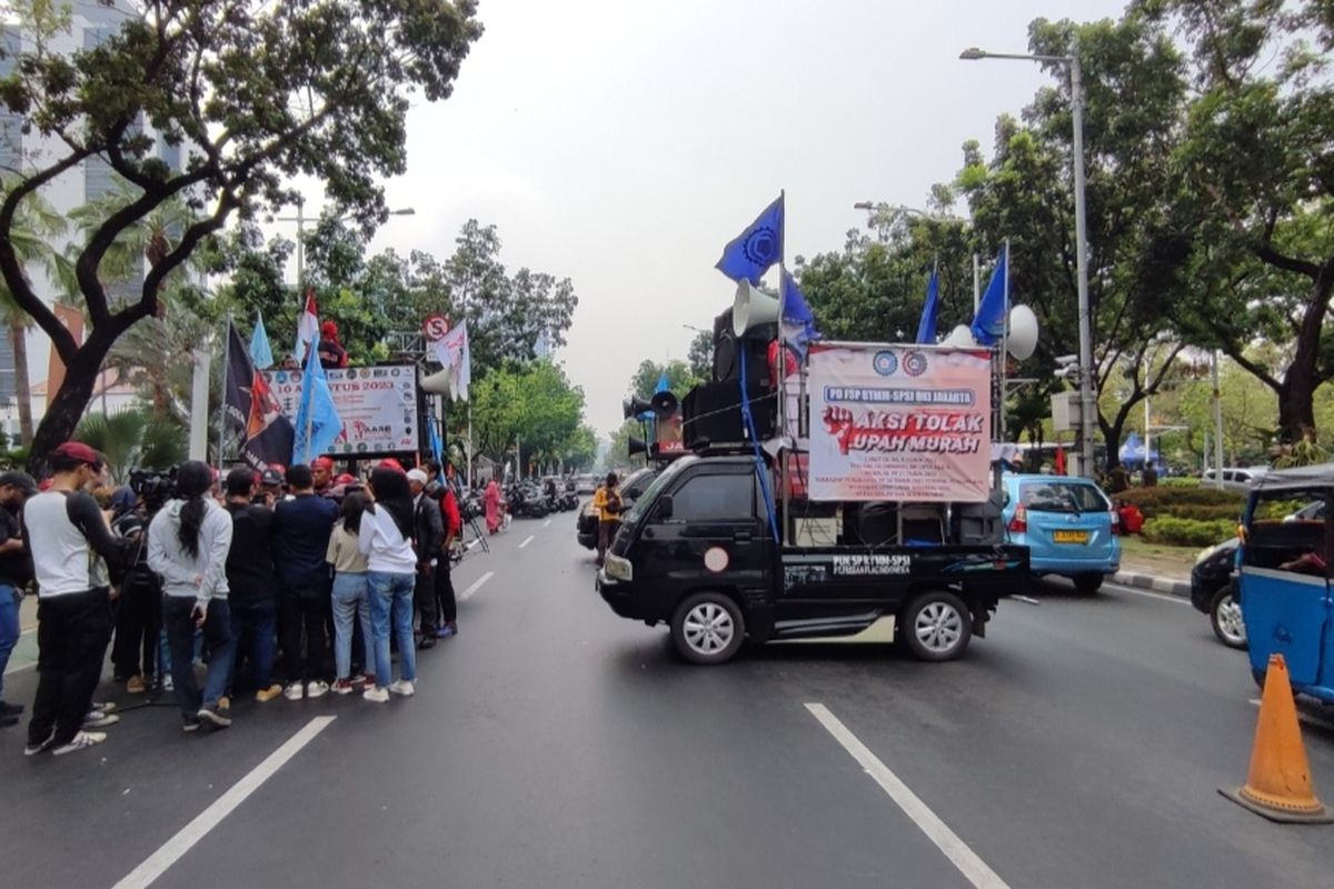 Sebagian Jalan Medan Merdeka Selatan tertutup sebagian karena adanya massa buruh demonstrasi di depan Balai Kota DKI, Selasa (21/11/2023) siang. 