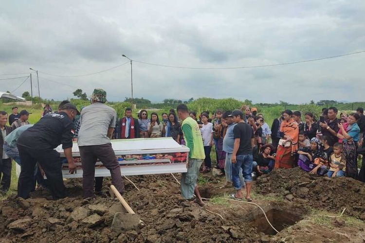 Pemakaman Sempura Pasaribu di Karo, Sumatera Utara, Jumat (28/6/2024).
