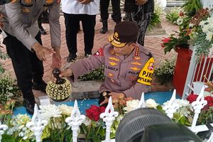Kapolri Ziarah ke Makam Marsinah, Marsini: Terharu, Makam Adik Saya Begitu Indah