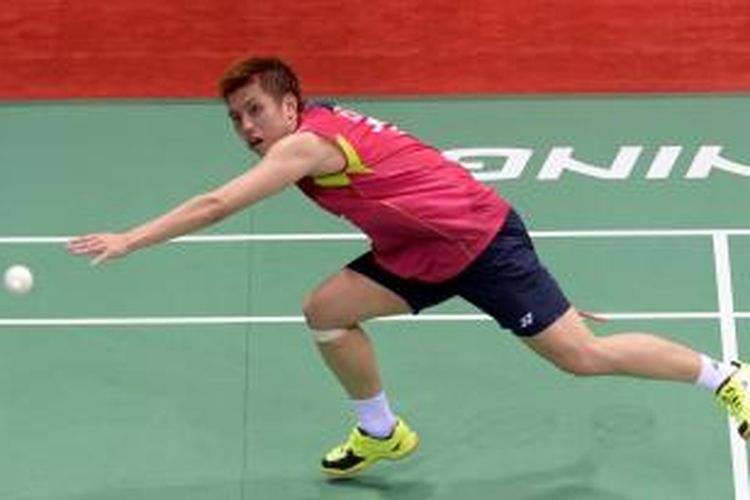 Pebulu tangkis Jepang Kenichi Tago mengembalikan kok ke aarah pemain Perancis, Brice Leverdez, pada perempat final Piala Thomas 2014 di Siri Fort Indoor Stadium, New Delhi, Kamis (22/5/2014).