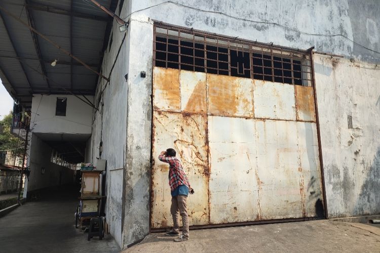 Suasana Gudang minyak goreng yang berada di kawasan Cipete Utara, Kebayoran Baru, Jakarta Selatan, digerebek polisi pada Kamis (14/4/2022) pagi. 