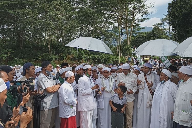 Kawasan Puncak Bogor Jawa Barat dipadati jemaah simpatisan dari Front Pembela Islam (FPI) dalam menyambut kedatangan Rizieq Syihab pada Jumat (13/11/2020).