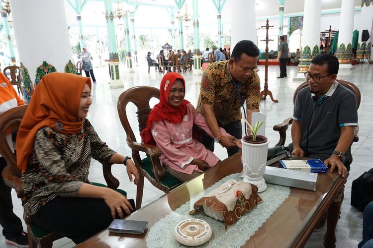 Direktur RSUD Dolopo, dr Purnomo Hadi memeriksa tensi darah salah satu pengungsi Wamena asal Kabupaten Sampang di Pendopo Muda Graha Kabupaten Madiun, Kamis ( 3/10/ 2019)