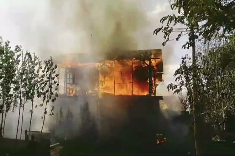 Sebuah rumah berlantai dua yang berada di lorong stronk, Kelurahan Watonea , Kecamatan Katobu, Kabupaten Muna, Sulawesi Tenggara, hangus terbakar, Senin (30/7/2024) siang. Kebakaran ini diduga akibat handpone dicharger di lantai dua terbakar saat ditinggal pemiliknya yang sedang mandi.
