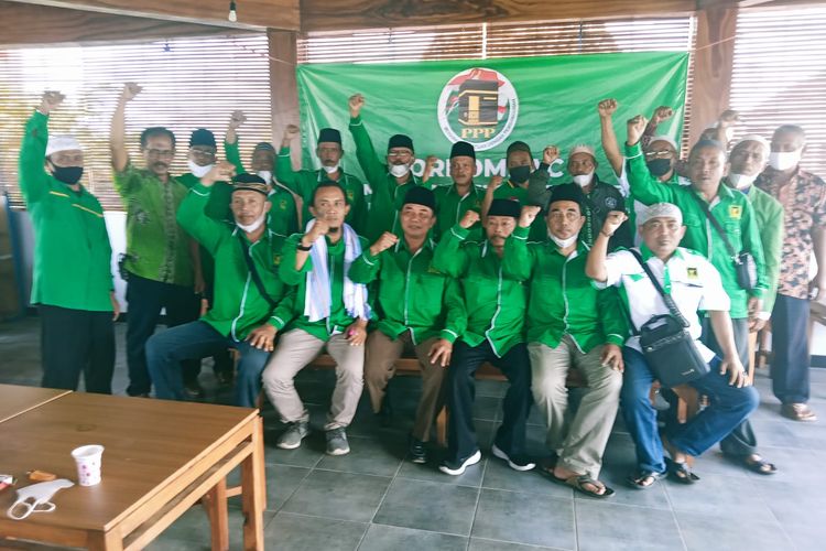 Pimpinan Anak Cabang (PAC) PPP Jember yan tergabung dalam Forum Komunikasi PAC PPP Jember (Forkompac) menggelar deklarasi menolak ketua DPC PPP Jember Madini Farouq pada Jumat (5/11/202). 