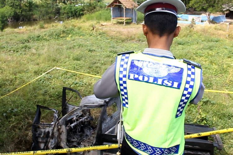 Mobil mini pikap pencuri anjing dibakar warga.