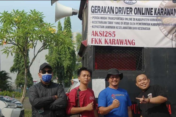 Para driver online di Karawang saat aksi ke Pemda Karawang.