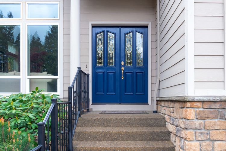 Ilustrasi pintu masuk rumah warna biru tua. 