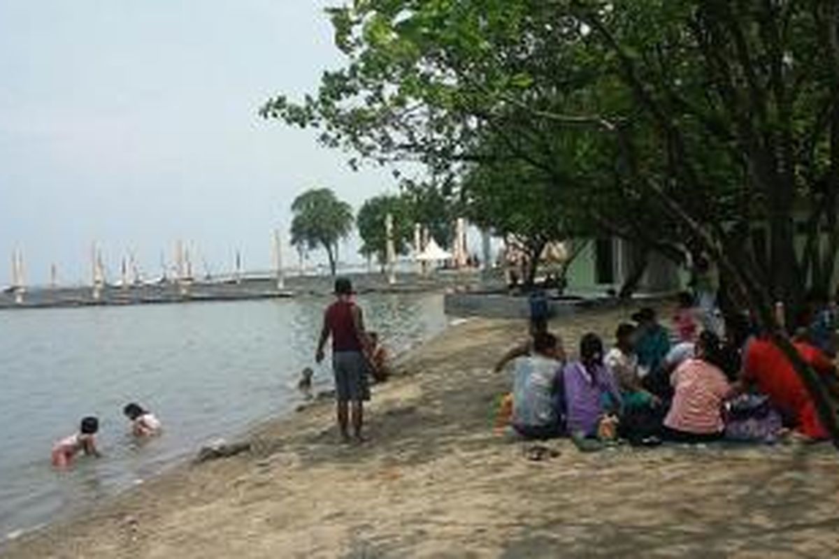 Sejumlah pengunjung di Pantai Ancol, Jakarta Utara pada Selasa (1/12/2015)