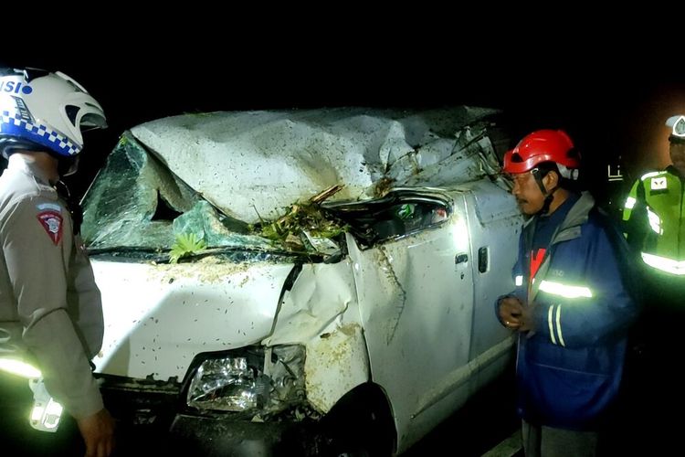 Mobil Grand Max rusak di bagian atap, akibat tertimpa pohon saat terjadi longsor di Trenggalek Jawa Timur, Minggu (26/02/2023).