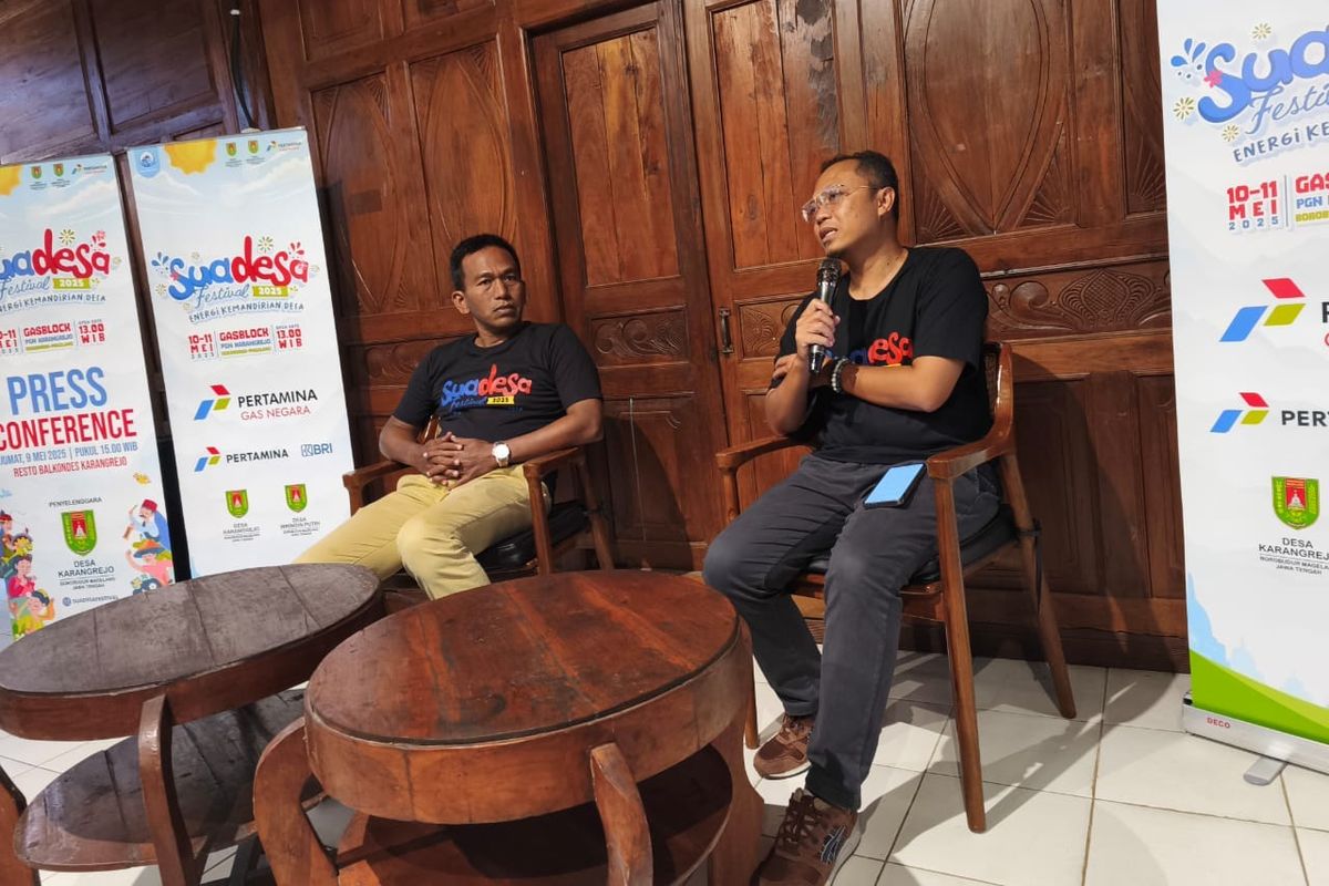 Division Head Corporate Social Responsibility (CSR) PT PGN Tbk, Krisdyan Widagdo Adhi (kanan) bersama M. Hely Rofikun, Kepala Desa Karangrejo, Borobudur saat memberikan keterangan pers, Jumat (9/5/2025).
