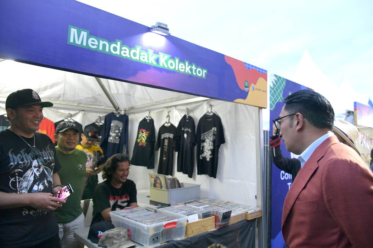 Gubernur Jawa Barat (Jabar) Ridwan Kamil hadir di Pasar Kreatif (Park) Jabar di Jalan Pahlawan, Kota Bandung, Jum'at (7/7/2023).