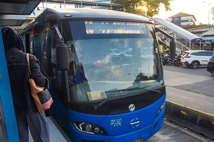 Ilustrasi bus Transjakarta yang dioperasikan oleh Perum PPD.  Psikiater menegaskan bahwa perilaku seksual di ruang publik merupakan pelanggaran batas sosial dan hak orang lain, bukan persoalan orientasi seksual.