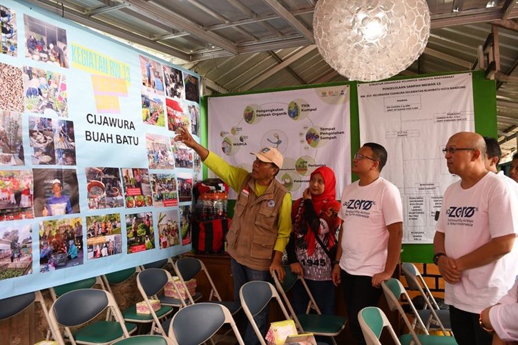 VP Sustainability Telkom Gunawan Wasisto dan GM Telkom Witel Bandung Ferry Zuljanna saat mengunjungi Desa Cijawura, Kecamatan Buah Batu, Kota Bandung.