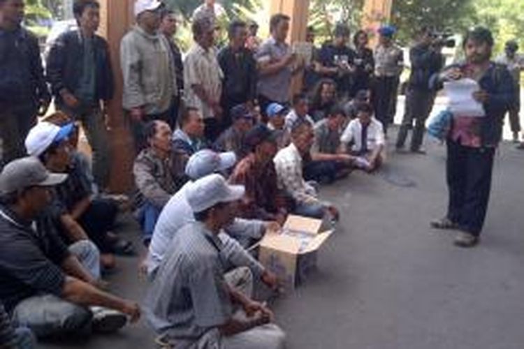 Puluhan warga peduli sumber mata air Gemulo di Kota Malang, demo di PN Malang, Rabu (11/7/2013), menuntut PN Malang menggunakan hakim bersertifikat lingkungan hidup dalam menangani kasus lingkungan hidup.